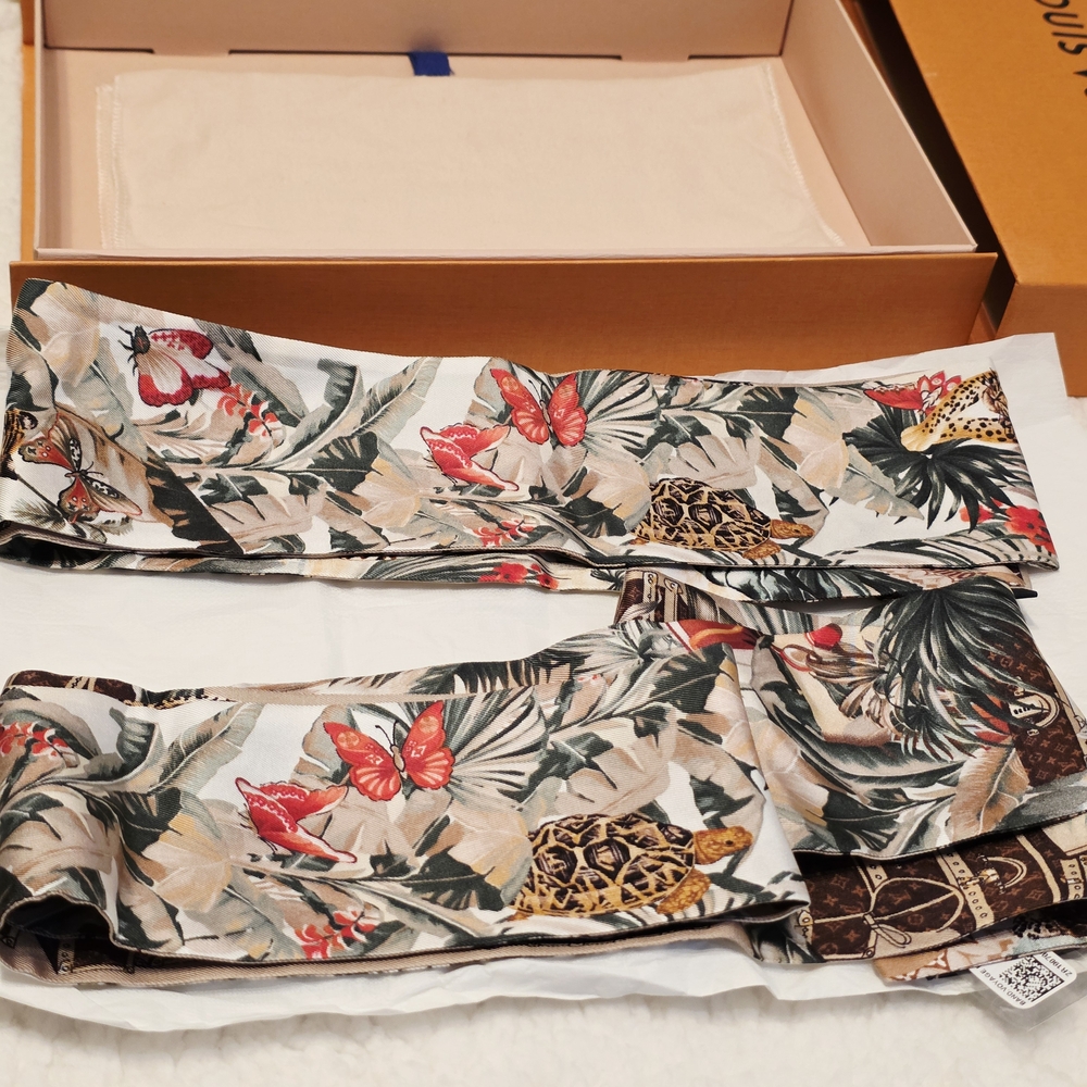 Authentic Louis Vuitton Voyage Extraordinaire Bandeau Tropical Print - Picture 6 of 16